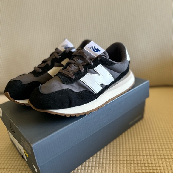 New Balance - Picture 4 of 8